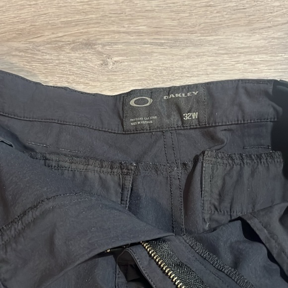 Oakley men’s size 32 black shorts - Picture 3 of 4